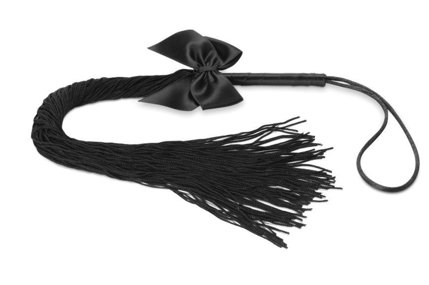 Плеть Bijoux Indiscrets - Lilly - Fringe whip украшена шнуром и бантиком, в подарочной упаковке SO2330