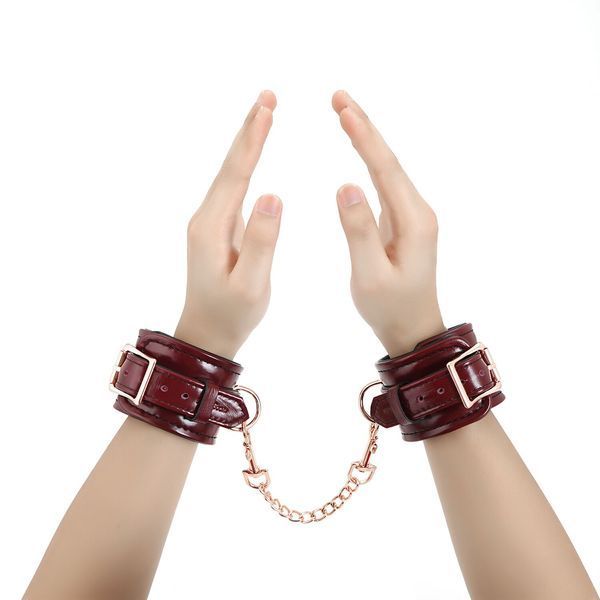Шкіряні наручники Liebe Seele Wine Red Wrist Cuffs, знімний ланцюжок-кріплення SO9452