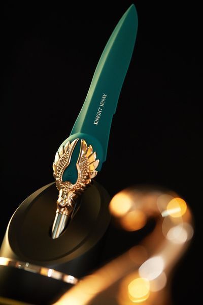 Вишуканий вібратор Knight Jenay FLOWERS & SWORD, маска, стрічка та лубрикант у комплекті SO6557
