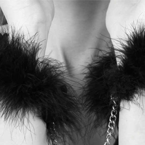 Пухнасті наручники Bijoux Indiscrets Za za zu - feahter handcuffs, пір'яні, подарункове паковання SO2673