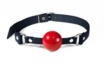 Кляп силиконовый Feral Feelings Silicon Ball Gag Black/Red, черный ремень, красный шарик SO8266