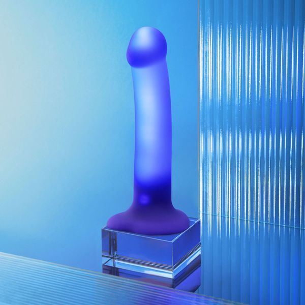 Светящийся дилдо Strap-On-Me Glow-LED Dildo Purple - M SX2851